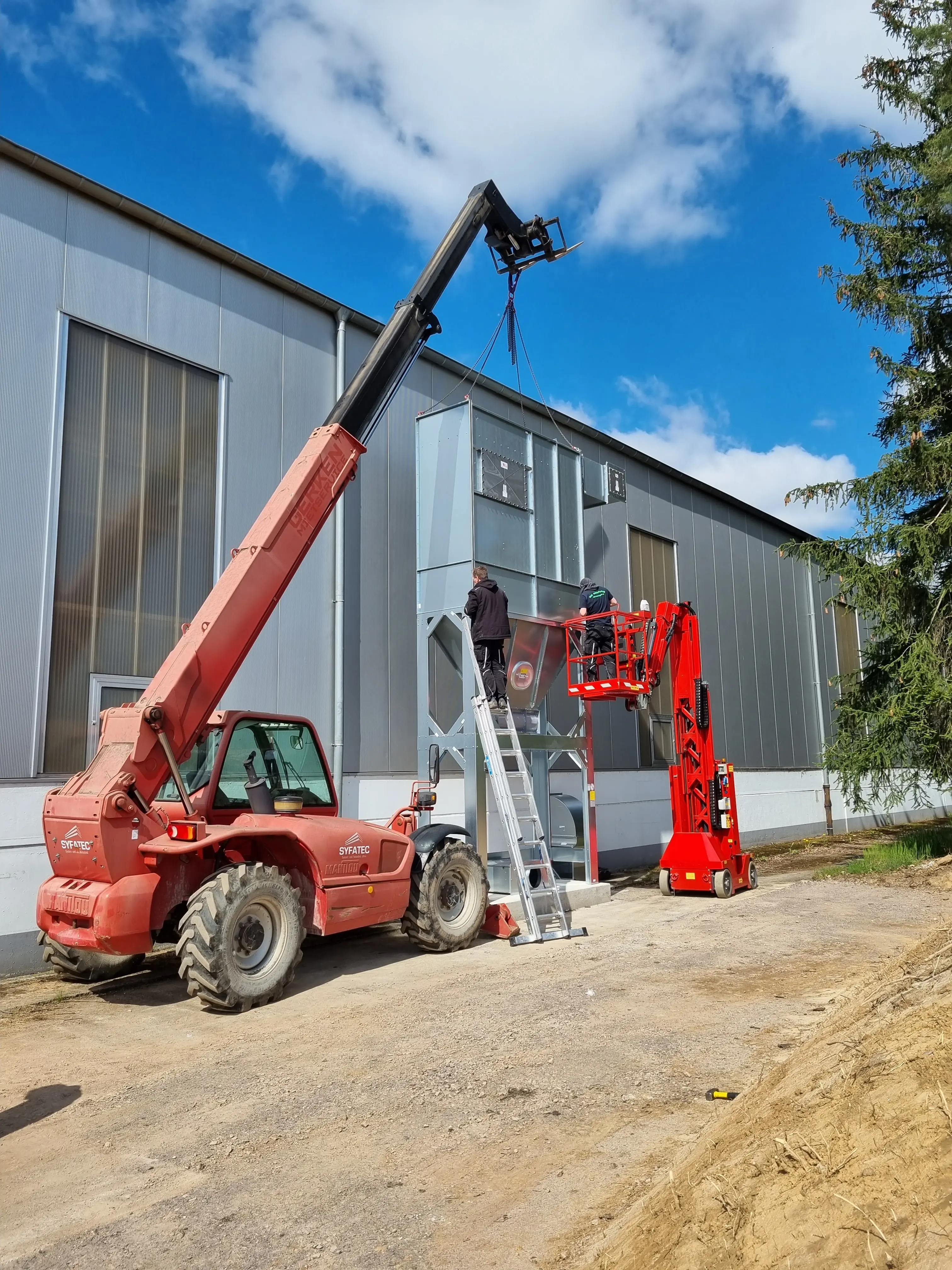 Techniker bei der mechanischen Reparatur einer Industrie-Absauganlage