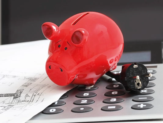 Kostenersparnis durch effiziente Filterwartung - Sparschwein und Taschenrechner